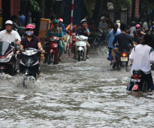 Hà Nội bao giờ hết nỗi kinh hoàng mưa xong là ngập và tắc?