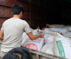 Hà Nội: Bắt xe chở hơn 5 tấn mỡ bẩn trên đường đi tiêu thụ
