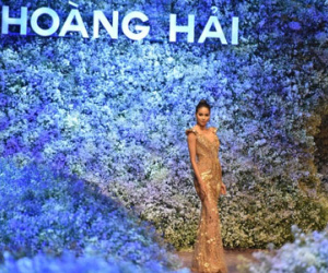 Hoàng Hải dựng đồi hoa tươi 500 triệu đồng làm sàn catwalk