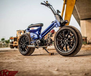 Honda Cub độ 1 gắp, mâm ôtô "cực khủng" tại Hà Nội