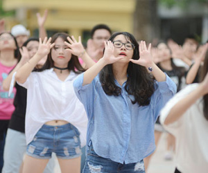Nữ sinh Yên Hòa xinh đẹp nhảy flashmob chia tay trường cấp 3