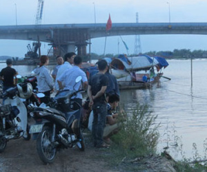 Va chạm tàu, 4 người nhảy xuống sông, 1 người mất tích