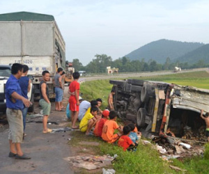 Xe container tông ôtô tải văng xuống ruộng