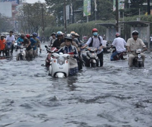 Xe máy bị ngập nước có nên thay dầu không?