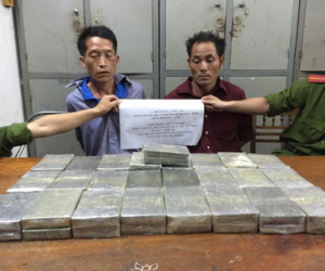 Ập vào khách sạn, bắt 2 kẻ buôn 50 bánh heroin