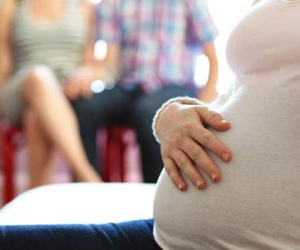 Đại gia U50 đặt cọc cả nửa tỷ để "đẻ thuê" con trai bằng mọi giá