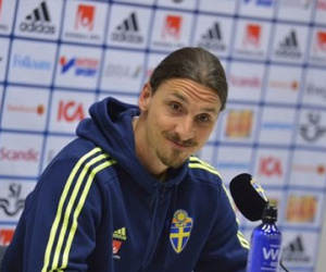 Ibrahimovic tổ chức họp báo, úp mở khả năng theo Mourinho tới Man United