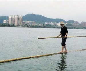 Kỳ lạ người đàn ông chỉ dùng một cây tre vượt sông về nhà