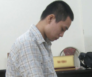 Nam sinh đâm dao, đuổi người tình của mẹ ra khỏi nhà