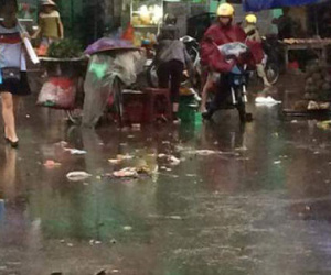 Người dân đau đớn khi thấy thi thể cháu bé nằm giữa trời mưa