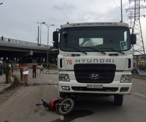 Người phụ nữ phụ hồ chết dưới bánh xe ben