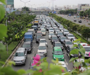 Ôtô nối đuôi 2 km vào sáng sớm ở cửa ngõ Sài Gòn