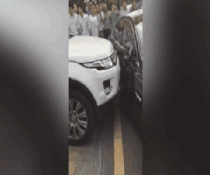 Bị chặn mất lối đi, cô gái lái Evoque đâm nát hông xe Jaguar XF