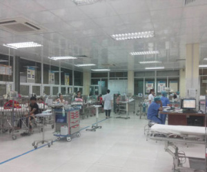 Cho rằng bác sĩ thờ ơ, bố bệnh nhi xông vào hành hung