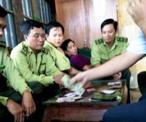 Kiểm lâm đánh bài ăn tiền tại trụ sở