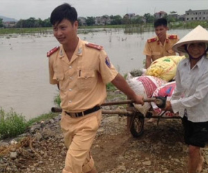 Những khoảnh khắc đi vào lòng người của chiến sĩ công an