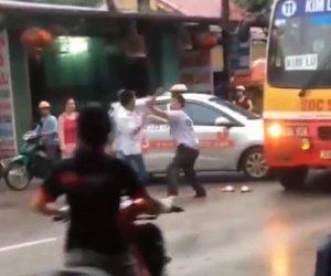 Tài xế xe buýt và taxi rút dép "choảng" nhau sau va chạm