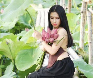 Thiếu nữ Hà Nội khoe nét gợi cảm bên sen đầu hạ