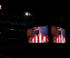 Juanfran cúi rạp người tạ lỗi với CĐV
