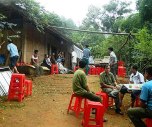 Nghi phạm chuốc rượu chồng, sát hại vợ tự cứa cổ khi bị vây bắt