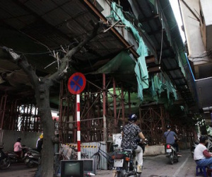 Nín thở chui qua "hầm tối" dưới nhà ga đường sắt trên cao