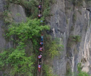Rùng mình học sinh leo vách đá 800m đi học