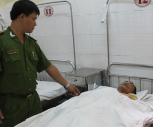 Trung úy công an bị dí roi điện, đâm 3 nhát dao