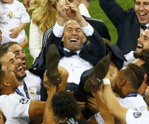 Zidane được tung hô, Ronaldo tạo dáng mừng chiếc Cup thứ ba
