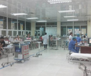 Bé sốt 39 độ, bố tấn công nhiều y bác sĩ