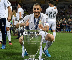 Benzema "tát vào mặt" Mourinho