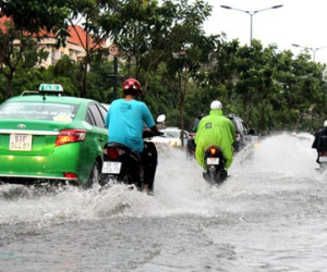Các tuyến đường quanh sân bay Tân Sơn Nhất biến thành sông