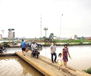 Hà Nội: Sau mưa 5 ngày vẫn phải đi cầu tạm