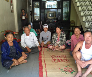 Ngư dân bức xúc vì quà hỗ trợ nạn cá chết trao cho người… bán rau muống