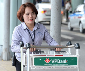Nữ nhân viên sân bay trả lại cả tỷ đồng khách bỏ quên