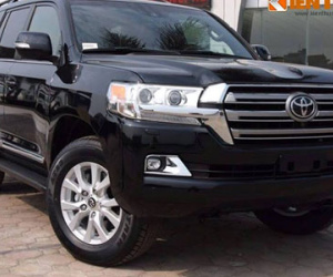 "Soi" Toyota Land Cruiser 2016 giá hơn 5 tỷ đồng tại VN