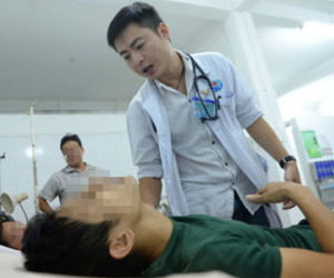 Từ bỏ giàu sang về khám bệnh ở quê nhà