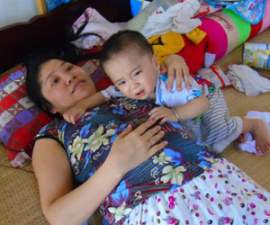 Vợ vừa phát bệnh bị liệt hai chân, chồng lập tức... viết đơn ly hôn
