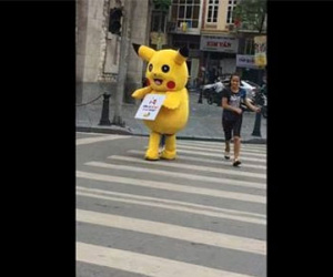 Clip: Pikachu bị tông xe giữa phố vì nhắc nhở an toàn giao thông
