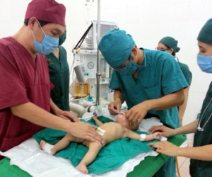 Giật mình: Bé gái mặc bỉm quá lâu gây dị tật bộ phận sinh dục