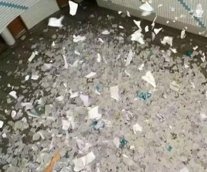 Học sinh điên cuồng xé sách giải tỏa áp lực thi cử