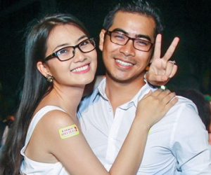Ngọc Lan ôm chặt bạn trai trong buổi ra mắt phim của Hoài Linh