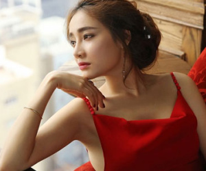 Nhã Phương gợi cảm hơn nhờ váy yếm hai dây
