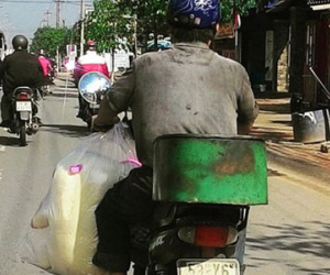 Ảnh cha lấm lem với quà cho con ngày 1/6 gây xúc động