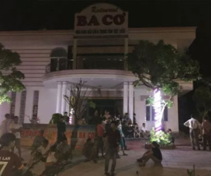Bé trai bị điện giật chết: Người nhà đưa thi thể đặt trước nhà hàng