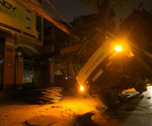 Hà Nội: Xe tải đè đứt dây điện, cả phố mất ngủ vì nóng
