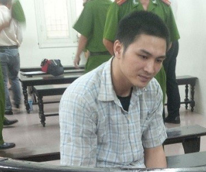Hất CSGT xuống đường rồi nhấn ga chèn lên người