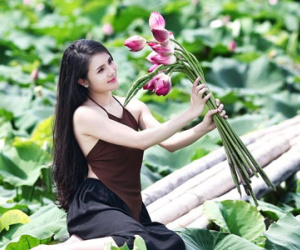 Hot girl Khánh Chi đẹp nõn nà trong tà yếm nâu