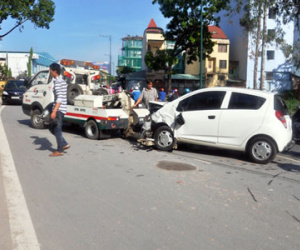 Né xe máy, ô tô "đại náo" đường vào sân bay Tân Sơn Nhất