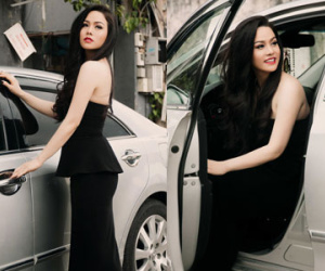 Nhật Kim Anh tự lái xế hộp đi chấm thi