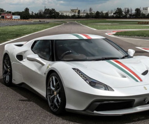 Siêu xe Ferrari “hàng thửa” lộ diện danh tính